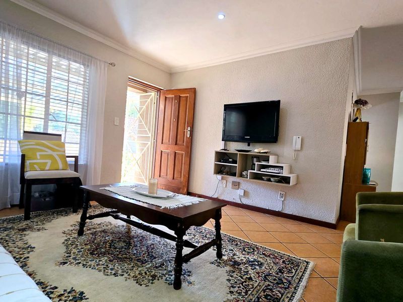 Charming 2-Bedroom Home in Secure, Pet-Friendly Complex - Photo 4