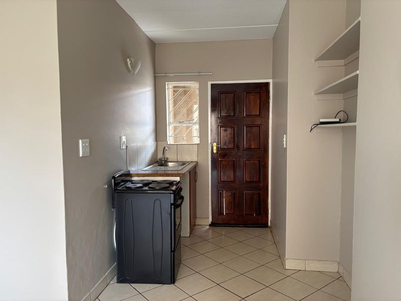 2 Bedroom 1 Bathroom Townhouse For sale in Protea Glen - Photo 3