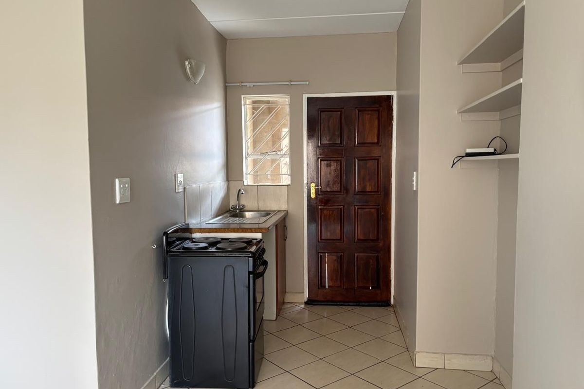2 Bedroom 1 Bathroom Townhouse For sale in Protea Glen - Photo 3