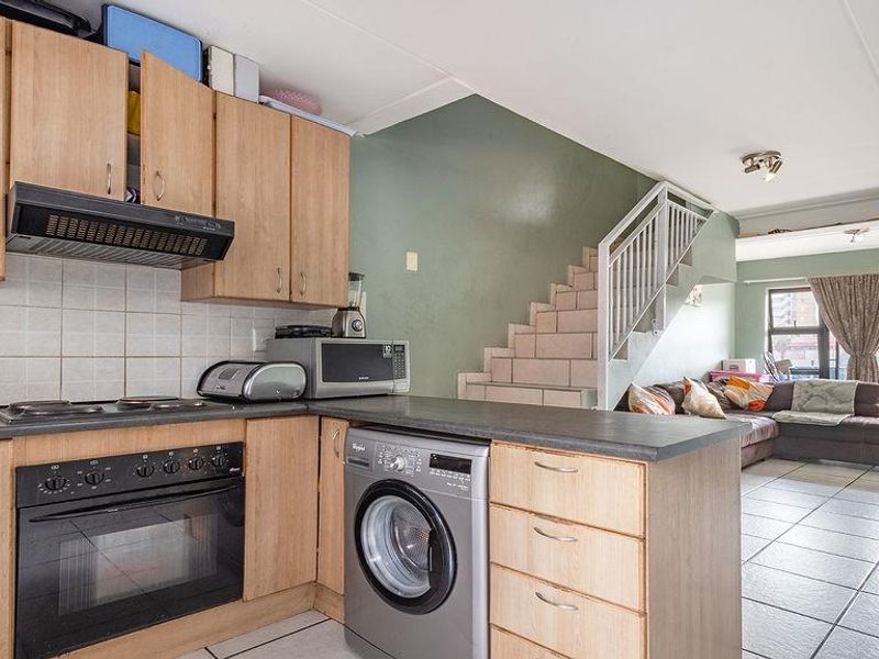 Neat Duplex Apartment with Balcony - Photo 2