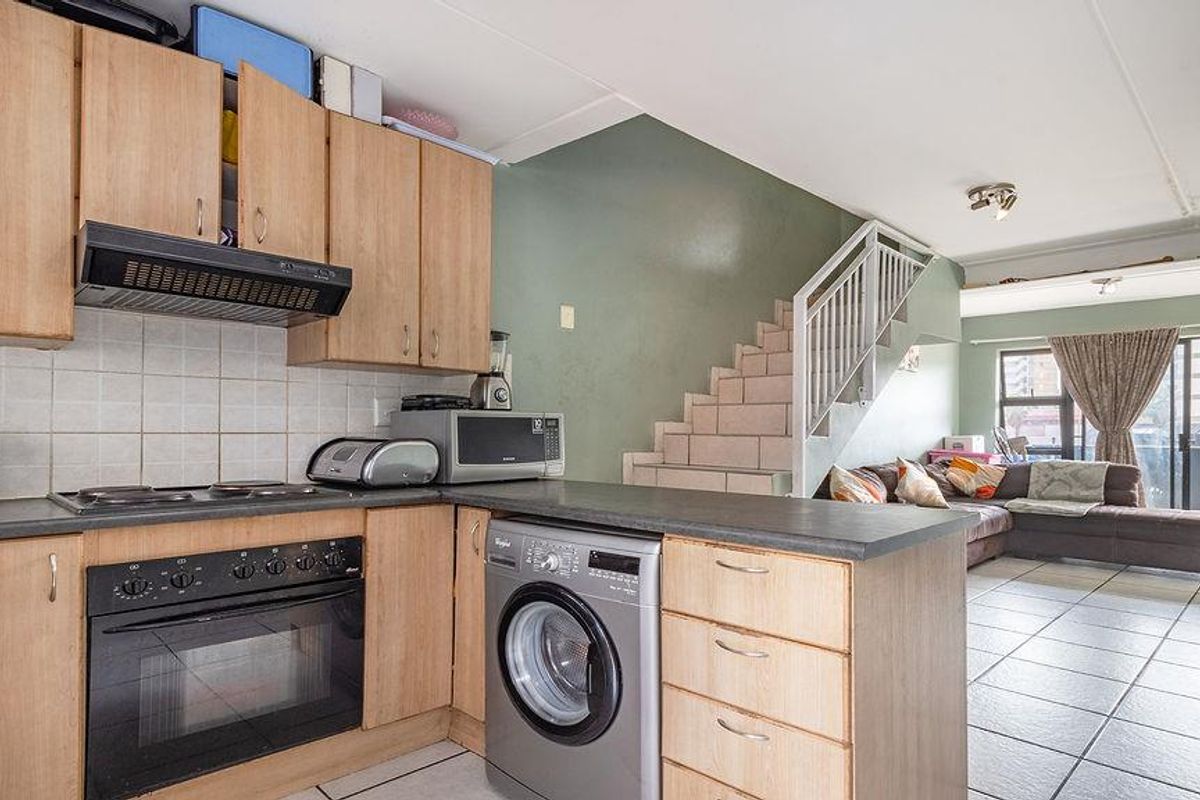 Neat Duplex Apartment with Balcony - Photo 2