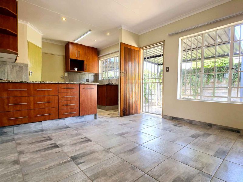 SPACIOUS 3 BEDROOM TOWNHOUSE IN DOORNPOORT - Photo 6