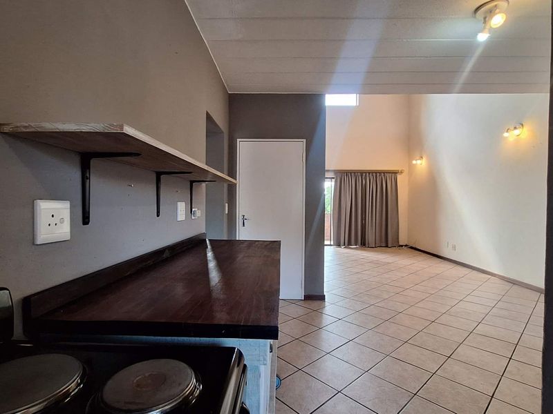 Beautiful 3 Bedroom Townhouse With Loft - Photo 7