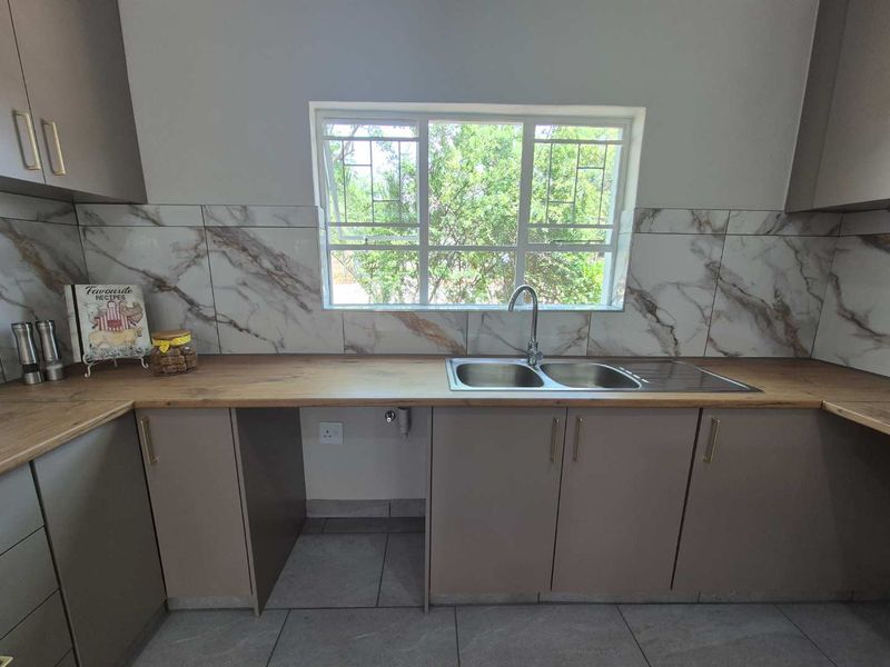 Turnkey Family Home with 2 Income Generating Flats - Perfect Investment - Photo 10