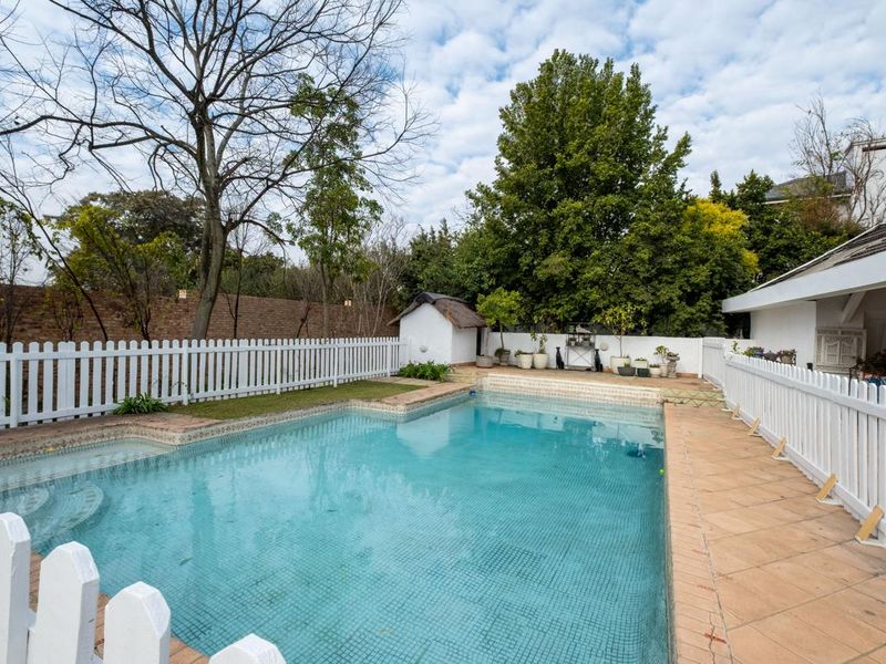 Family Home with Cottage and Staff Quarters in Prime Bryanston East location - Photo 3