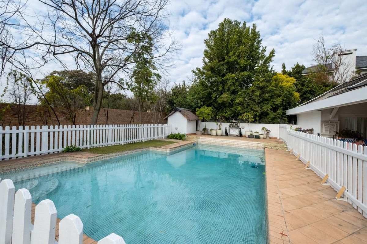 Family Home with Cottage and Staff Quarters in Prime Bryanston East location - Photo 3