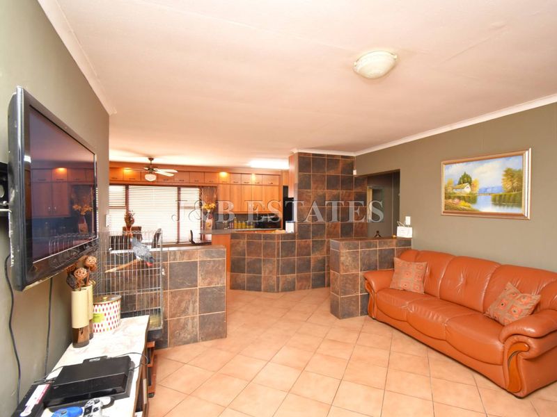 Spacious 3-Bedroom Family Home - Photo 2