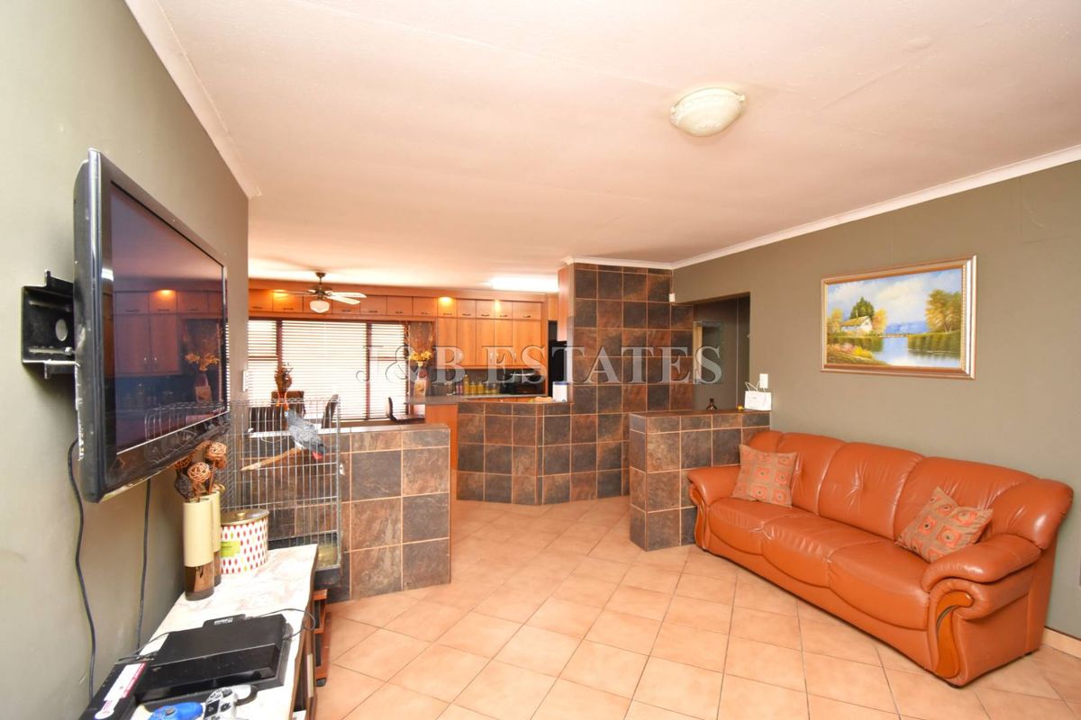 Spacious 3-Bedroom Family Home - Photo 2