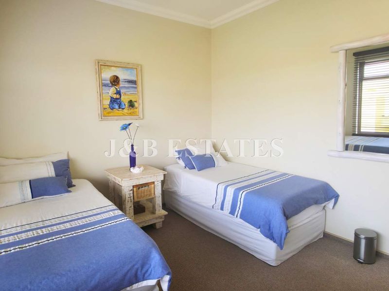 Luxury 3-Storey Townhouse - Photo 8