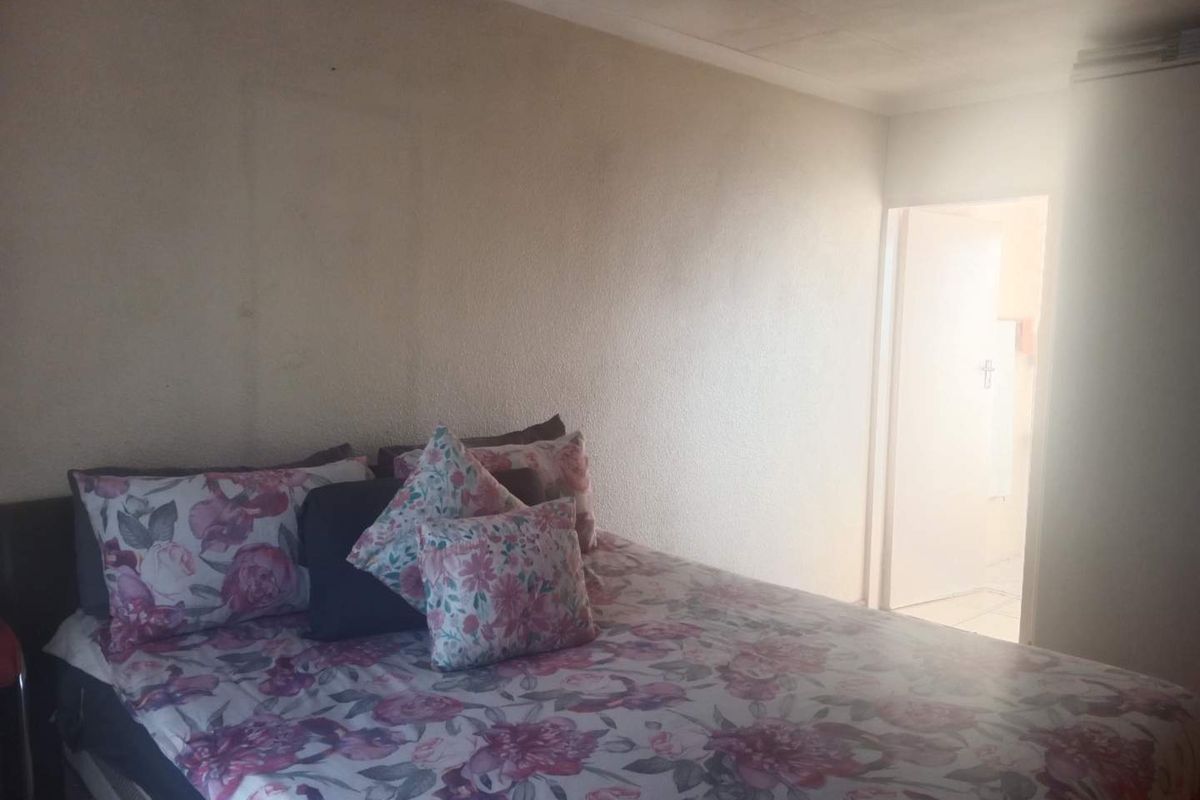 Spacious 3 Bedroom, 2 Bathroom Simplex To Let - Photo 4