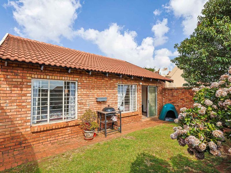 Picturesque 2-Bedroom Townhouse with Private Garden in Secure Lee Park Complex - Photo 2