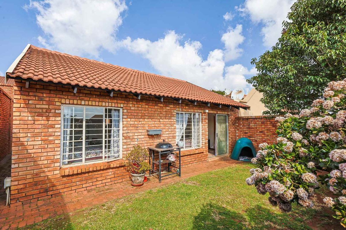 Picturesque 2-Bedroom Townhouse with Private Garden in Secure Lee Park Complex - Photo 2