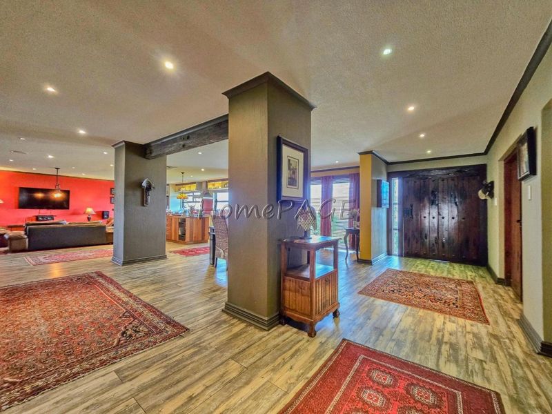Central Walvis Bay:  BEAUTIFUL, VERY SPACIOUS 5 Bedr home, IN A SOUGHT AFTER POSITION, is for Sale - Photo 2