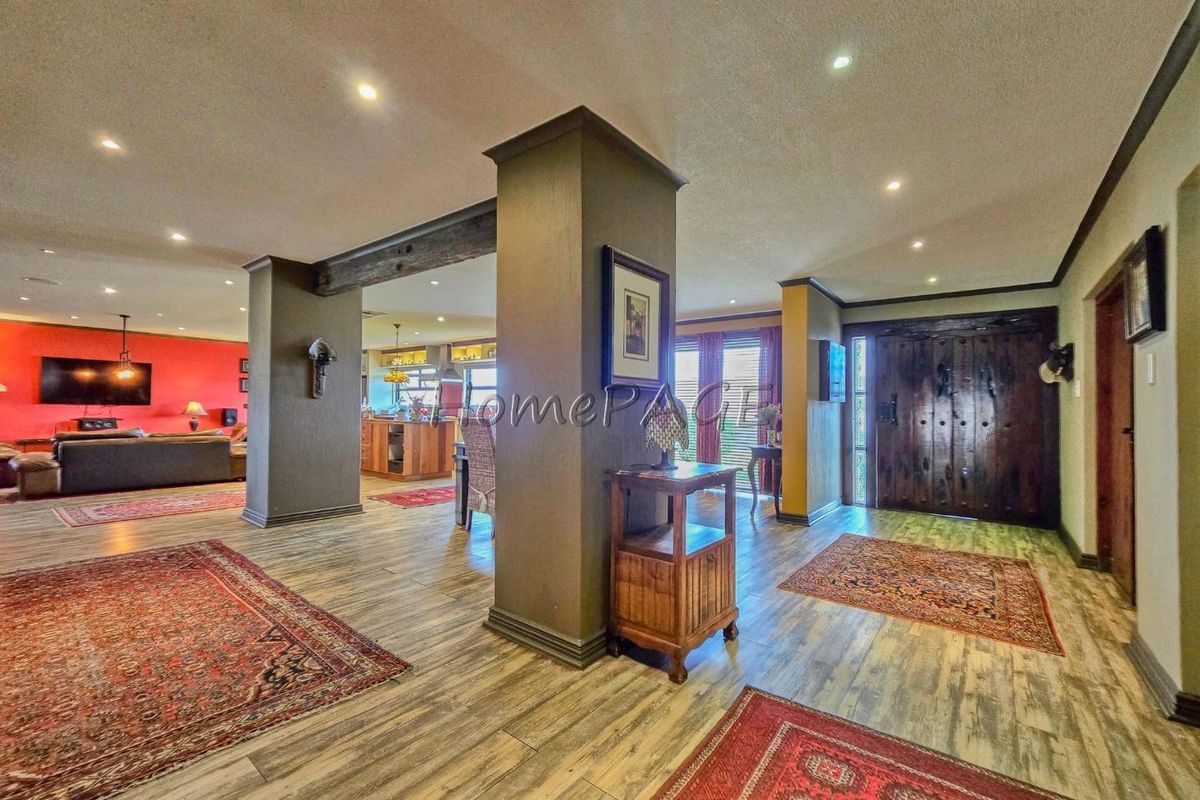 Central Walvis Bay:  BEAUTIFUL, VERY SPACIOUS 5 Bedr home, IN A SOUGHT AFTER POSITION, is for Sale - Photo 2