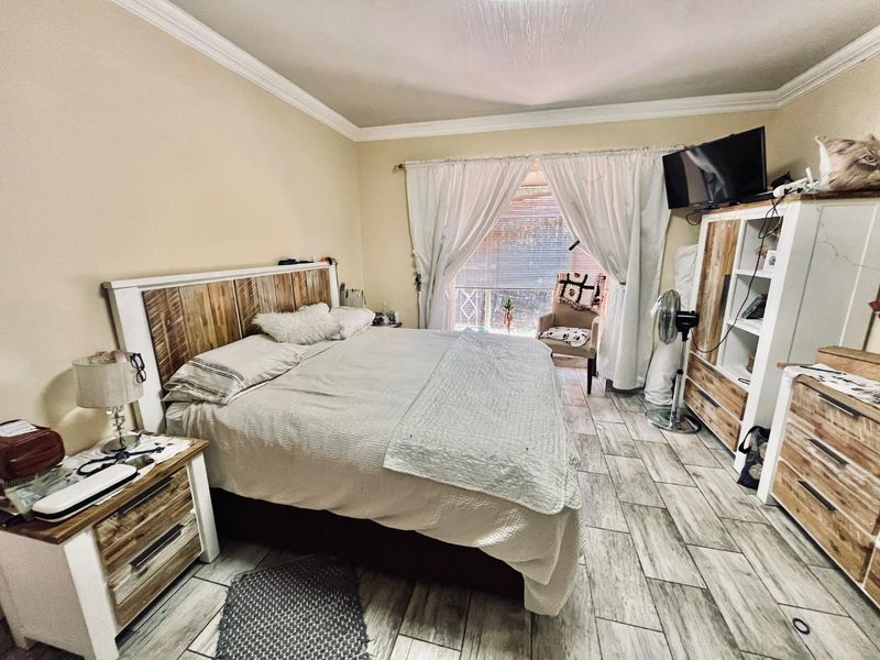 Spacious and Modern Family Home with Outdoor Entertaining Oasis** - Photo 4