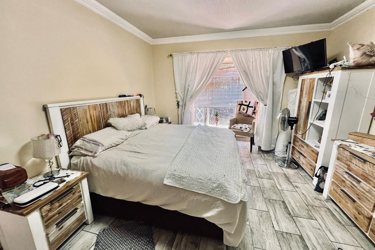 Spacious and Modern Family Home with Outdoor Entertaining Oasis** - Photo 4