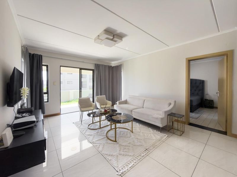 Stylish Ground Floor Living in Sought-After La Maison Royale - Photo 8