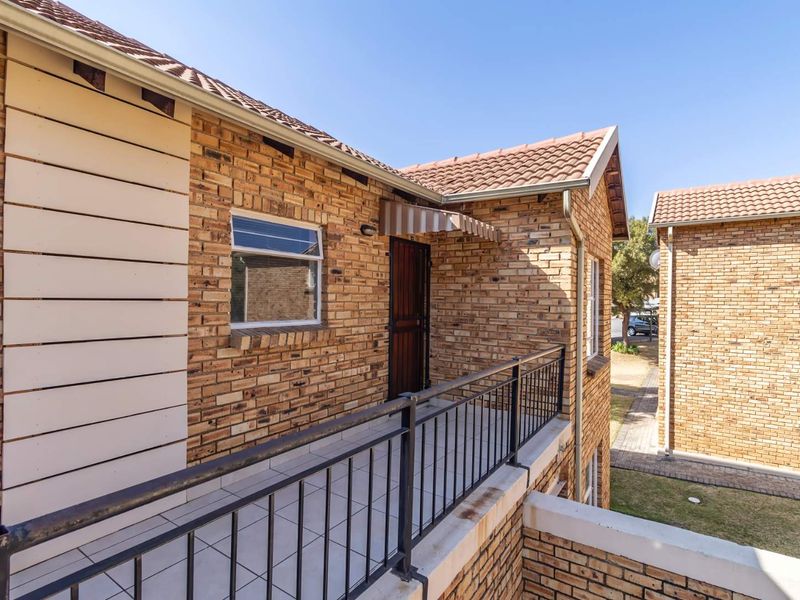 Bright 2-Bedroom Unit in Honeypark – Perfect Family Home! - Photo 2