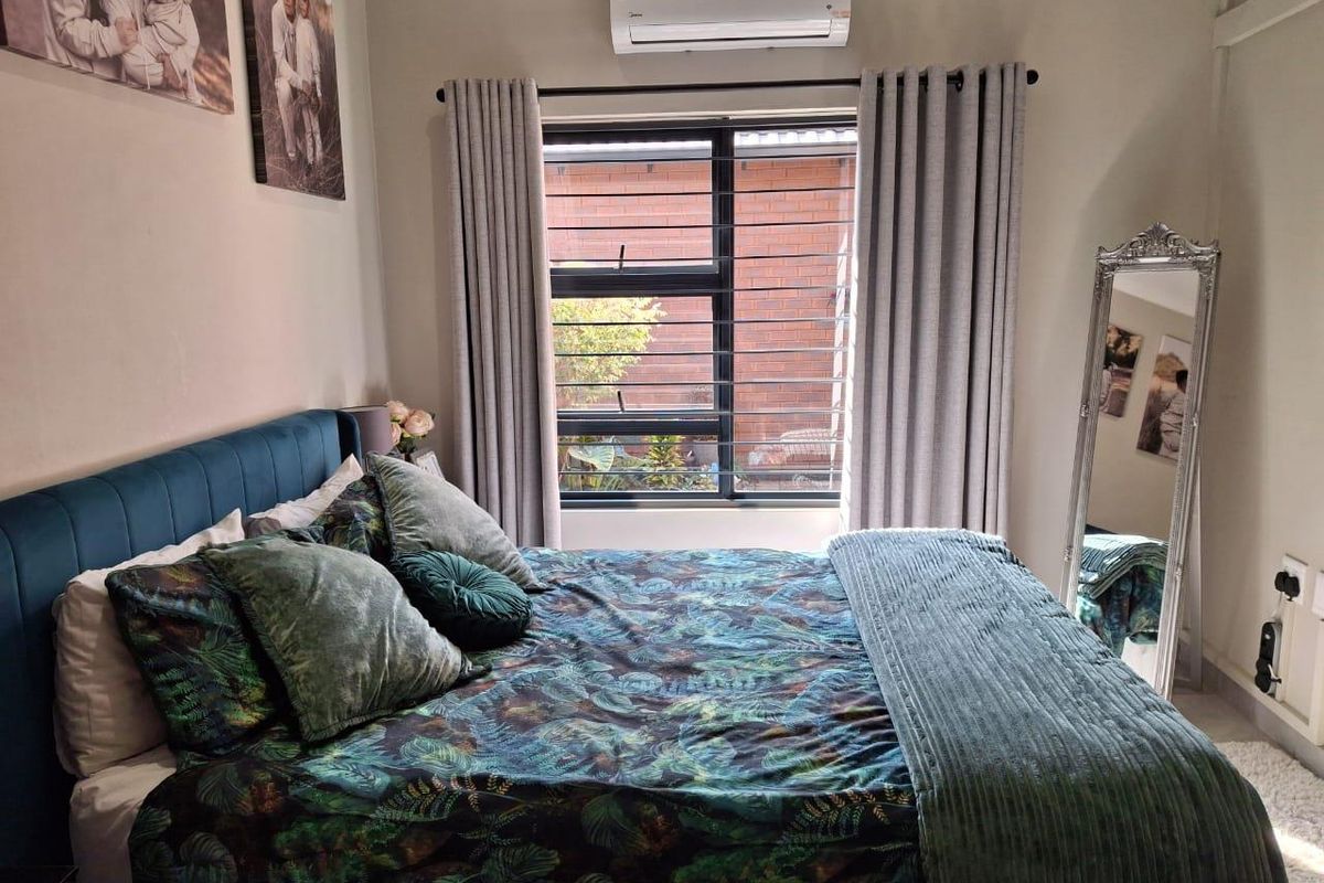 IMMACULATE 3-BEDROOM SIMPLEX FOR SALE IN SOUGHT-AFTER OLYMPUS - Photo 4