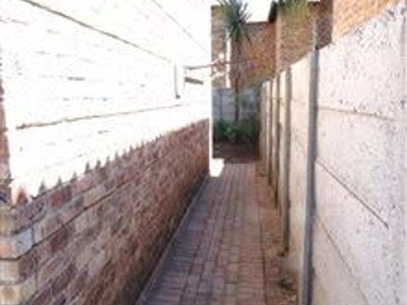 Comfortable 2 Bed Garden Duplex Garden apartment in a Secure and Peaceful Setting - Photo 6