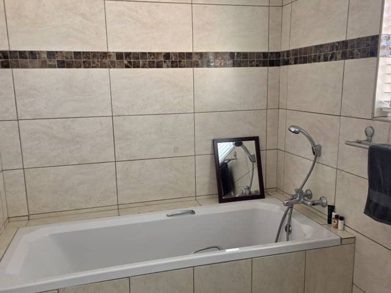 Corner rock face brick beauty with white aluminium windows and door frames. - Photo 9