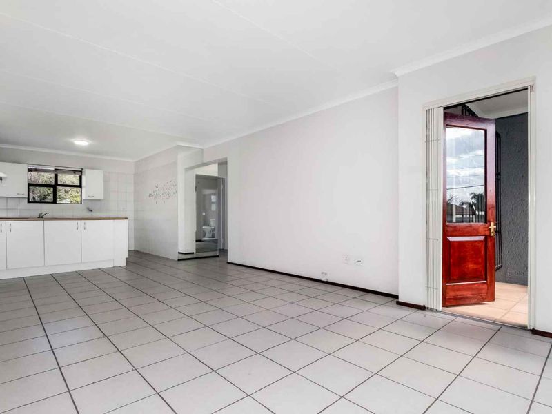 2 BEDROOM, 2 BATHROOM APARTMENT FOR SALE IN FOURWAYS - Photo 3