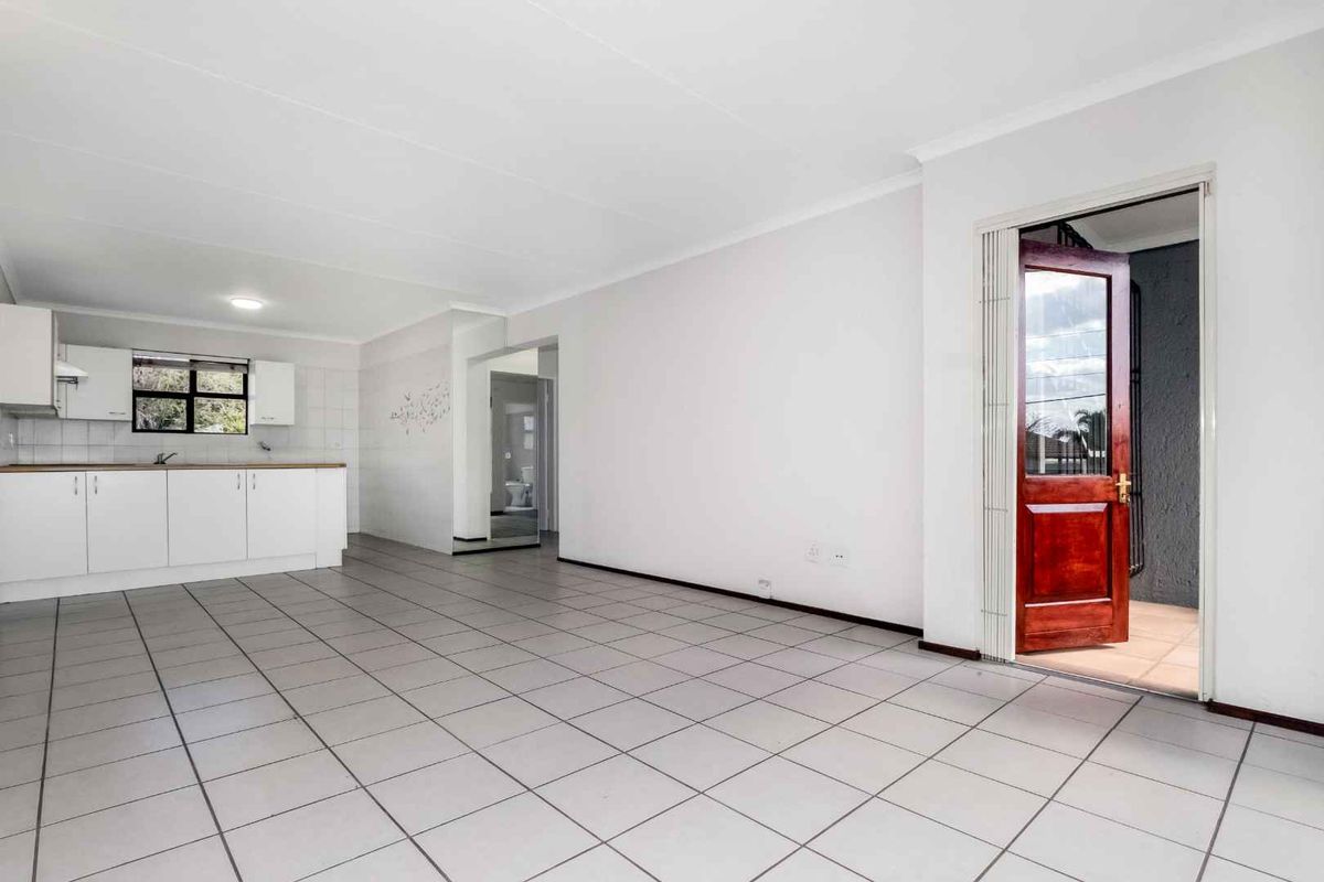 2 BEDROOM, 2 BATHROOM APARTMENT FOR SALE IN FOURWAYS - Photo 3