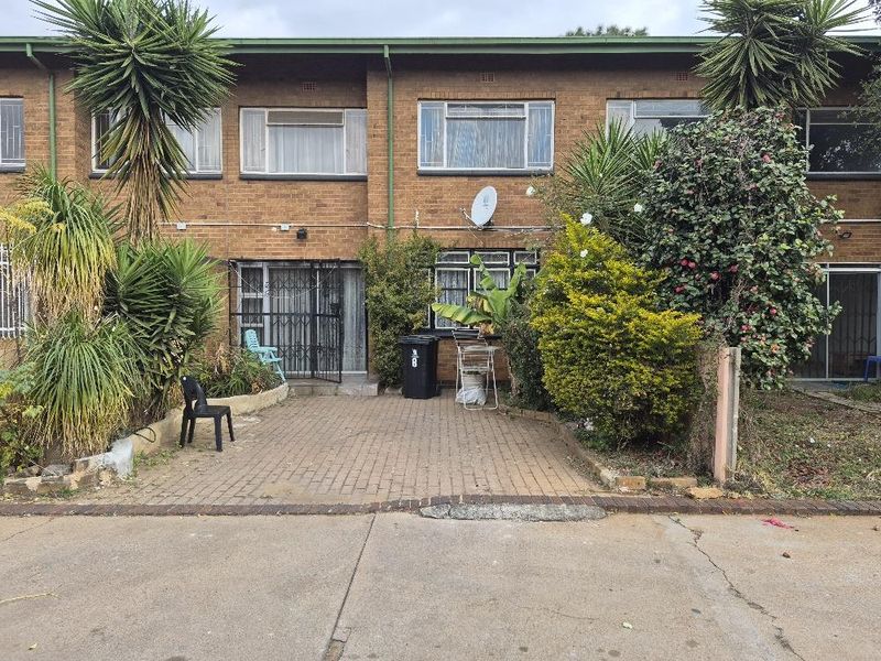 Pet friendly three-bedroom apartment in Berton park - Photo 1