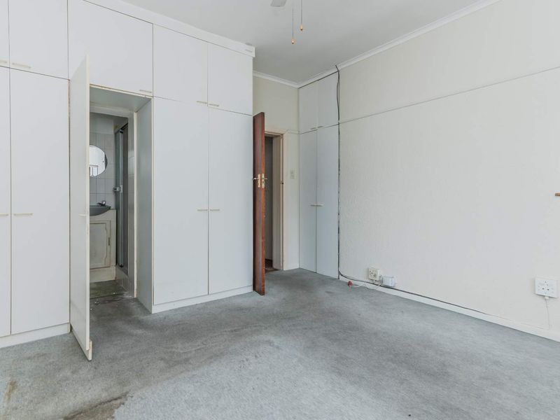 Large 3 bedroomed home on a large 516m2 corner plot, well located in Fish Hoek. - Photo 8