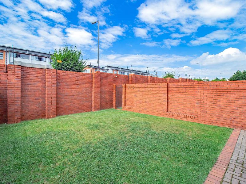 Immaculate 2 bed, 2 bath  Ground unit with very large garden - Photo 2