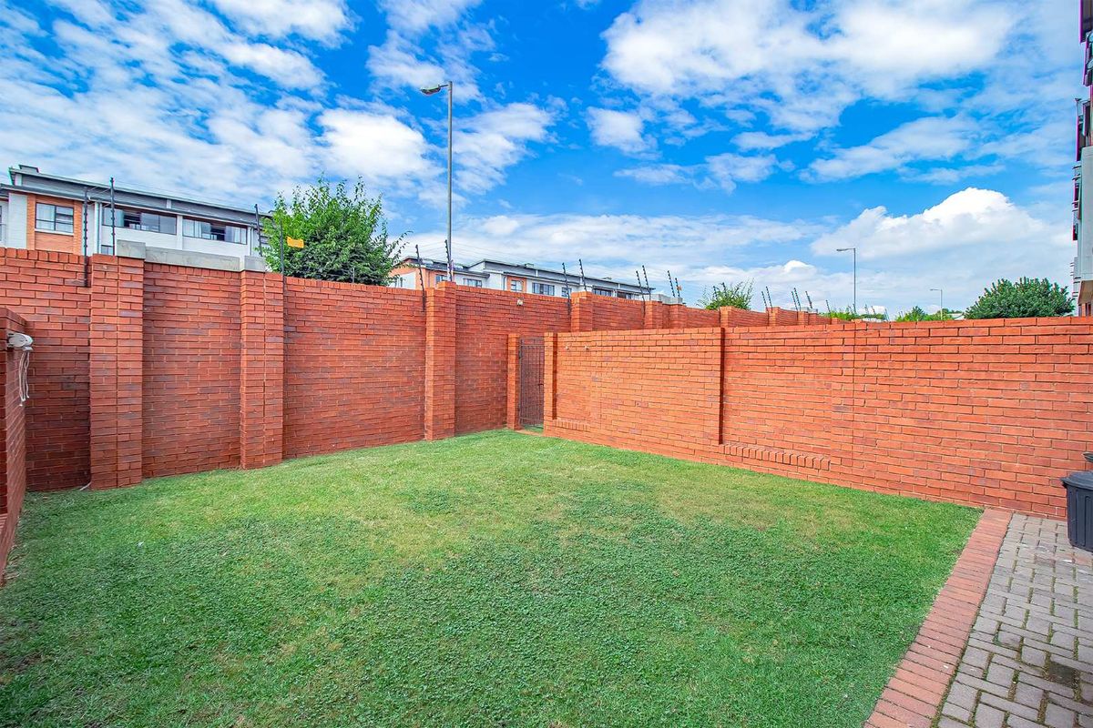 Immaculate 2 bed, 2 bath  Ground unit with very large garden - Photo 2