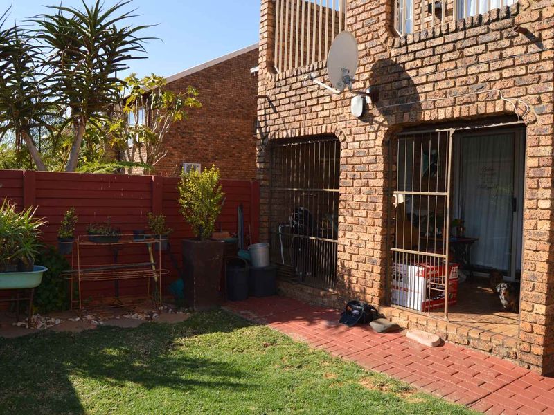 Cosy 2-bedroom townhouse on ground floor in Doornpoort - Photo 4