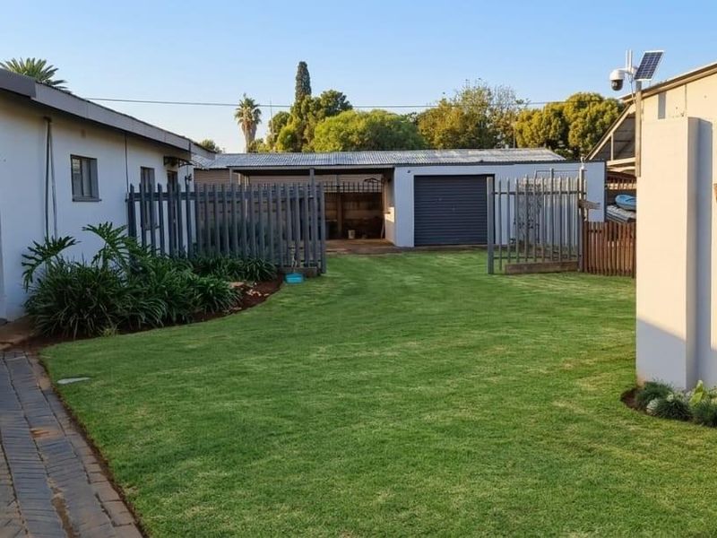 Neat family home in Meyerton Central - Photo 3