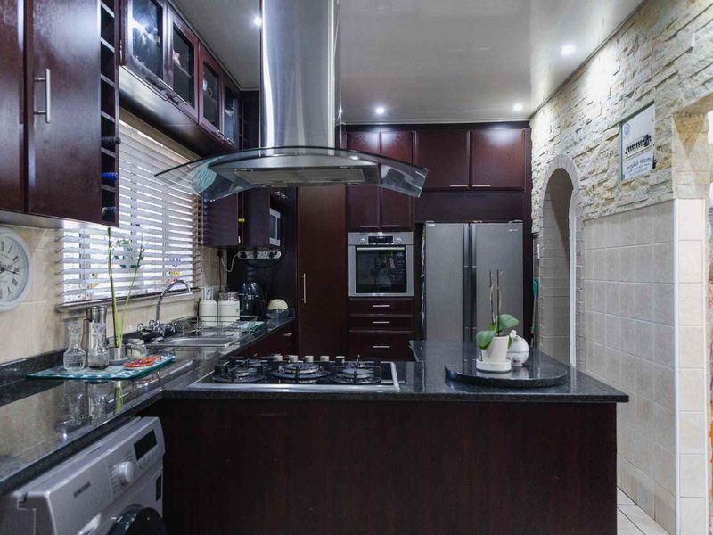 Beautiful 3-Bedroom Home with 2 Garden Cottages in Prime Escombe Location - Photo 10