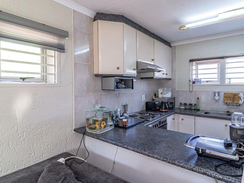 3-Bedroom Garden Simplex in Secure Complex - Photo 8