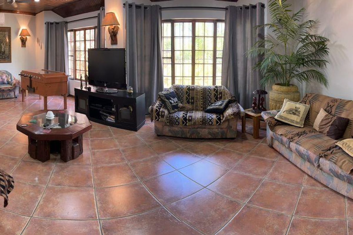 Entertainers dream home - Photo 5