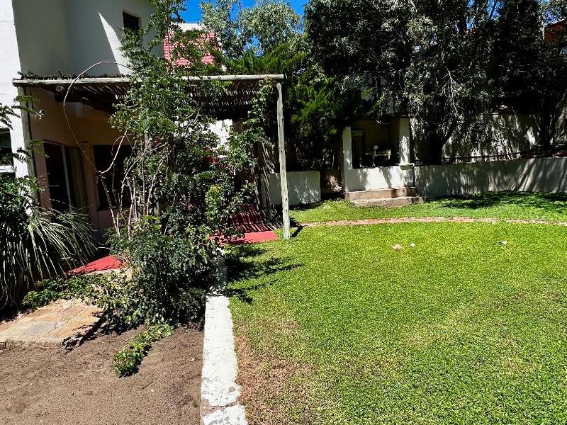 Huge property with backyard office - Photo 3