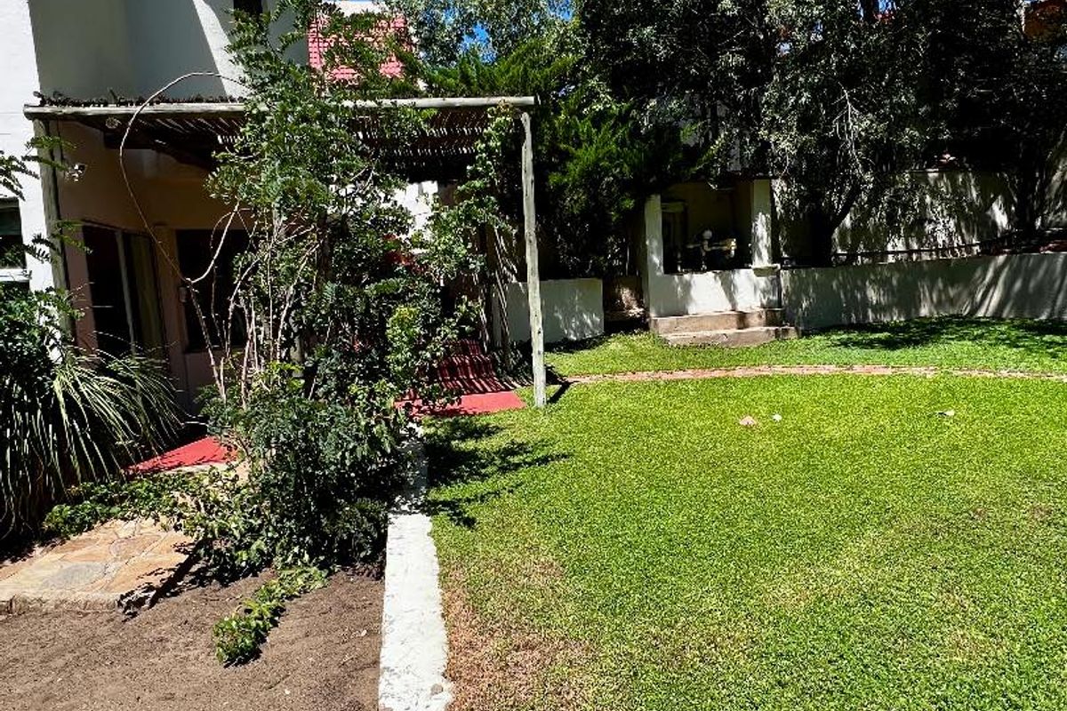 Huge property with backyard office - Photo 3