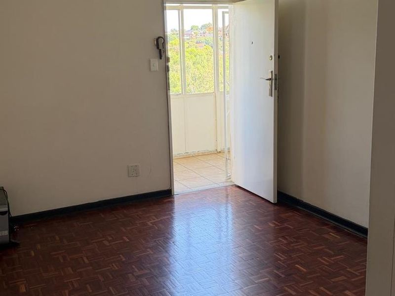 Top Floor Apartment! - Photo 2