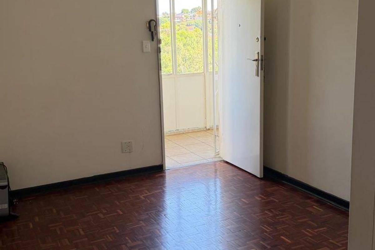Top Floor Apartment! - Photo 2