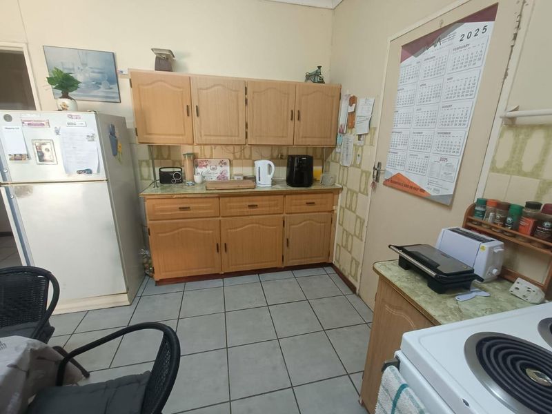 Spacious Family Home with Multiple Dwellings and Pool – Ideal Investment Opportunity - Photo 3