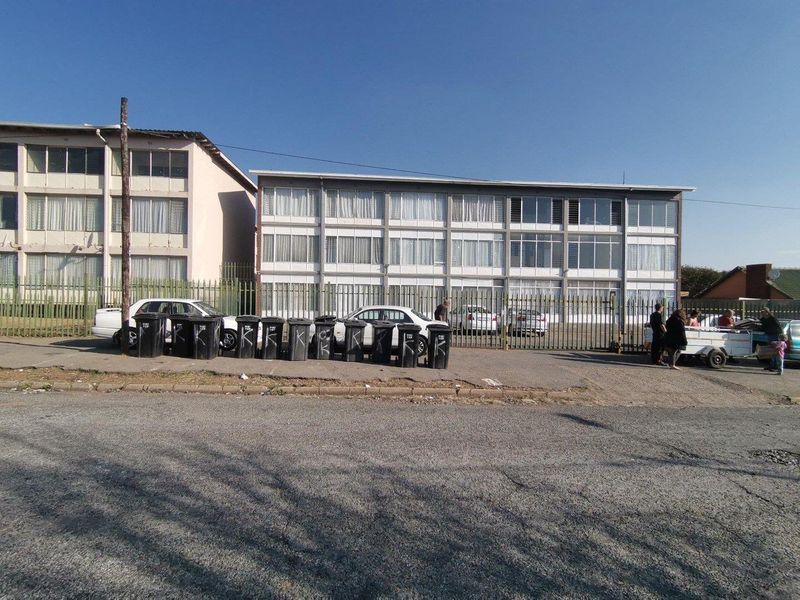 Neat 1 Bedroom Ground Floor Apartment To Let in Witpoortjie - Photo 3