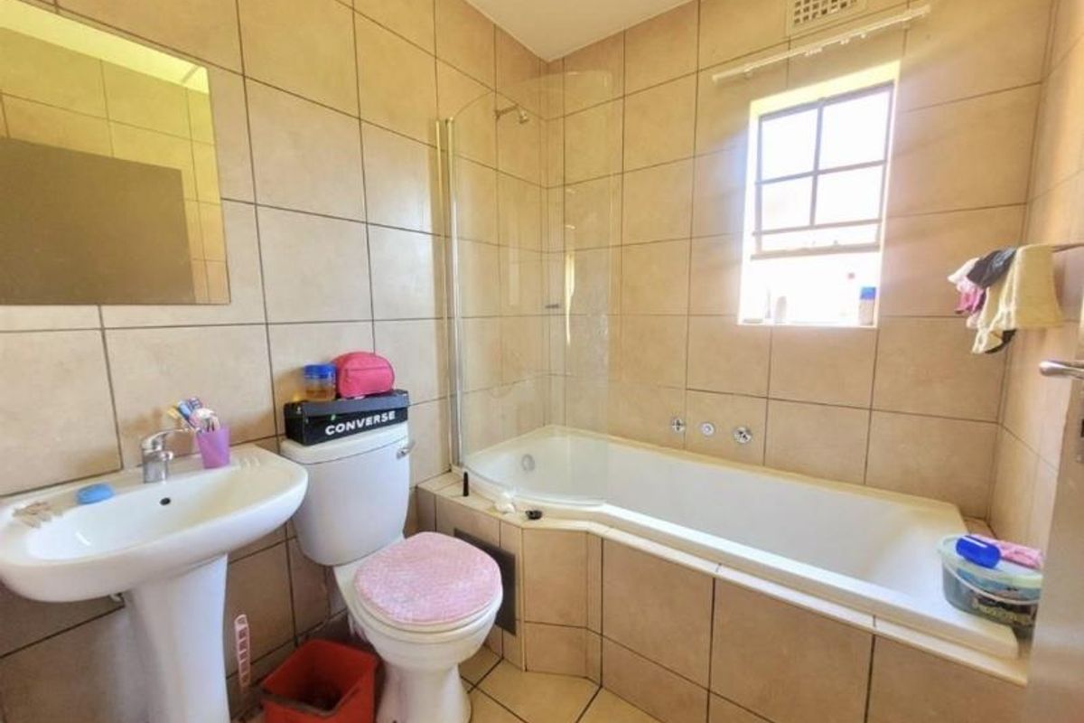 Beautiful ground floor unit up for sale - Photo 5