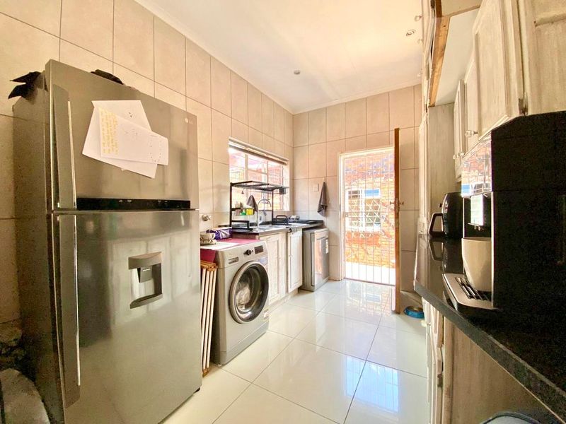 GORGEOUS 4 BED GARDEN TOWNHOUSE IN GALLO MANOR - Photo 10