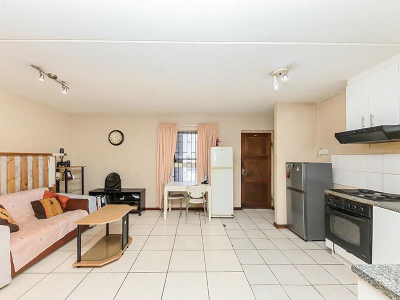 Secure Ground-Floor Apartment with Parking in Prime Location - Photo 4