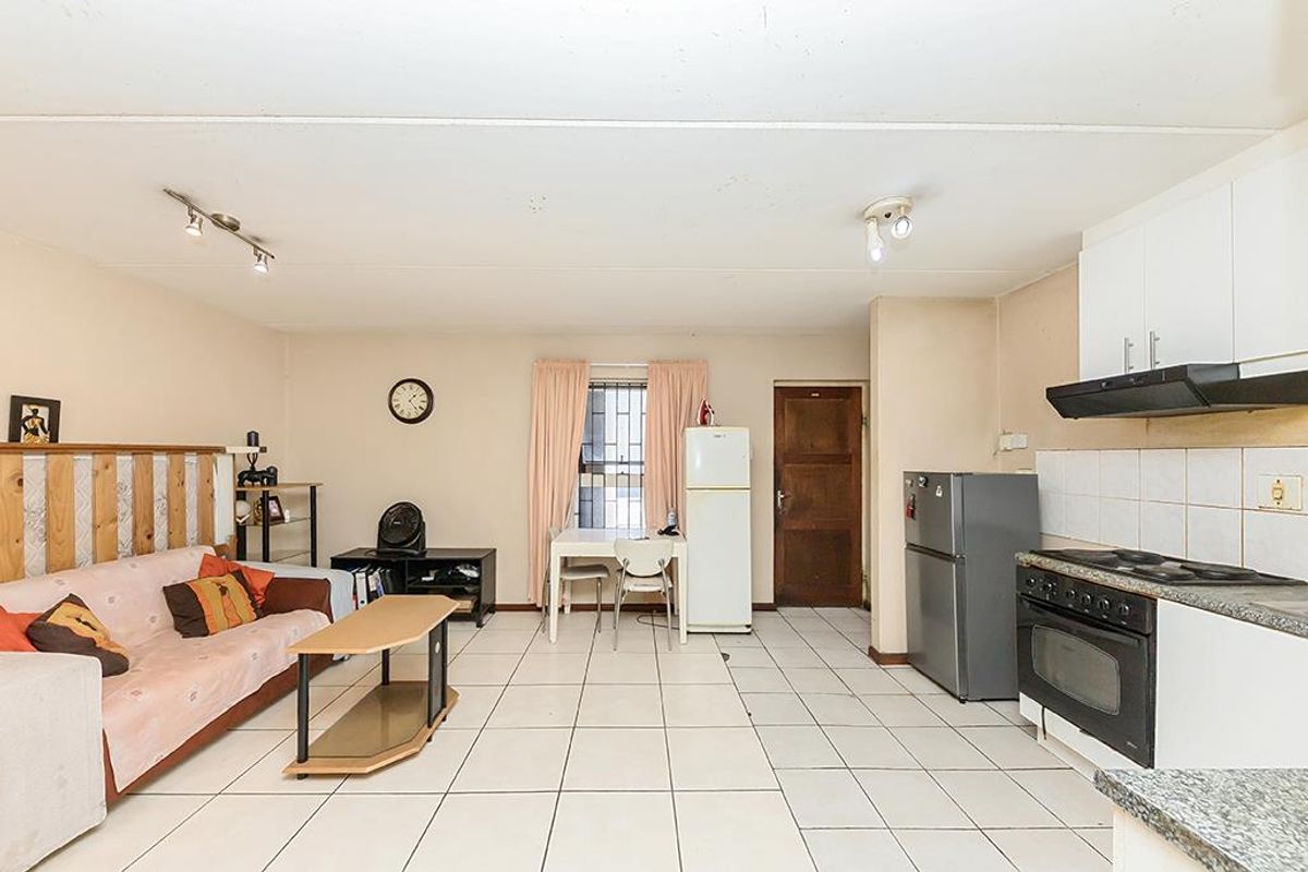 Secure Ground-Floor Apartment with Parking in Prime Location - Photo 4