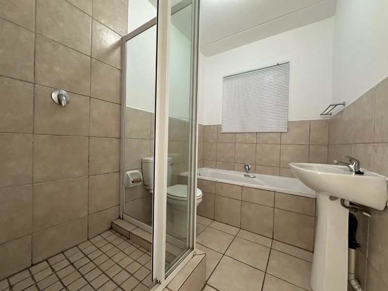 Experience contemporary living at its best in this stylish apartment, ideally situated near Fourways and Northgate Mall. - Photo 8