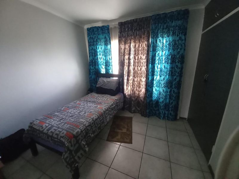 Spacious 3 Bedroom 2 Bathroom - Photo 8