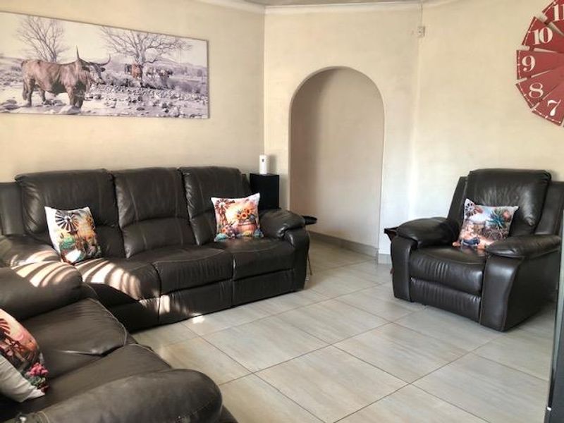 3 Bedroom House with lots of potential in Verwoerdpark! - Photo 8