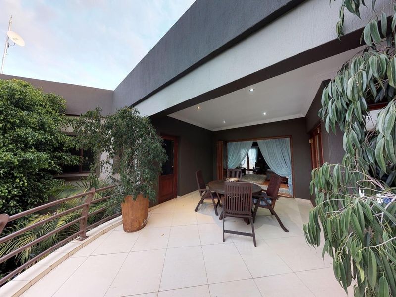 OFF-THE-GRID MASTERPIECE IN SOUGHT AFTER SILVER LAKES - COMMANDING PRESENCE WITH EFFORTLESS LIVING - Photo 10